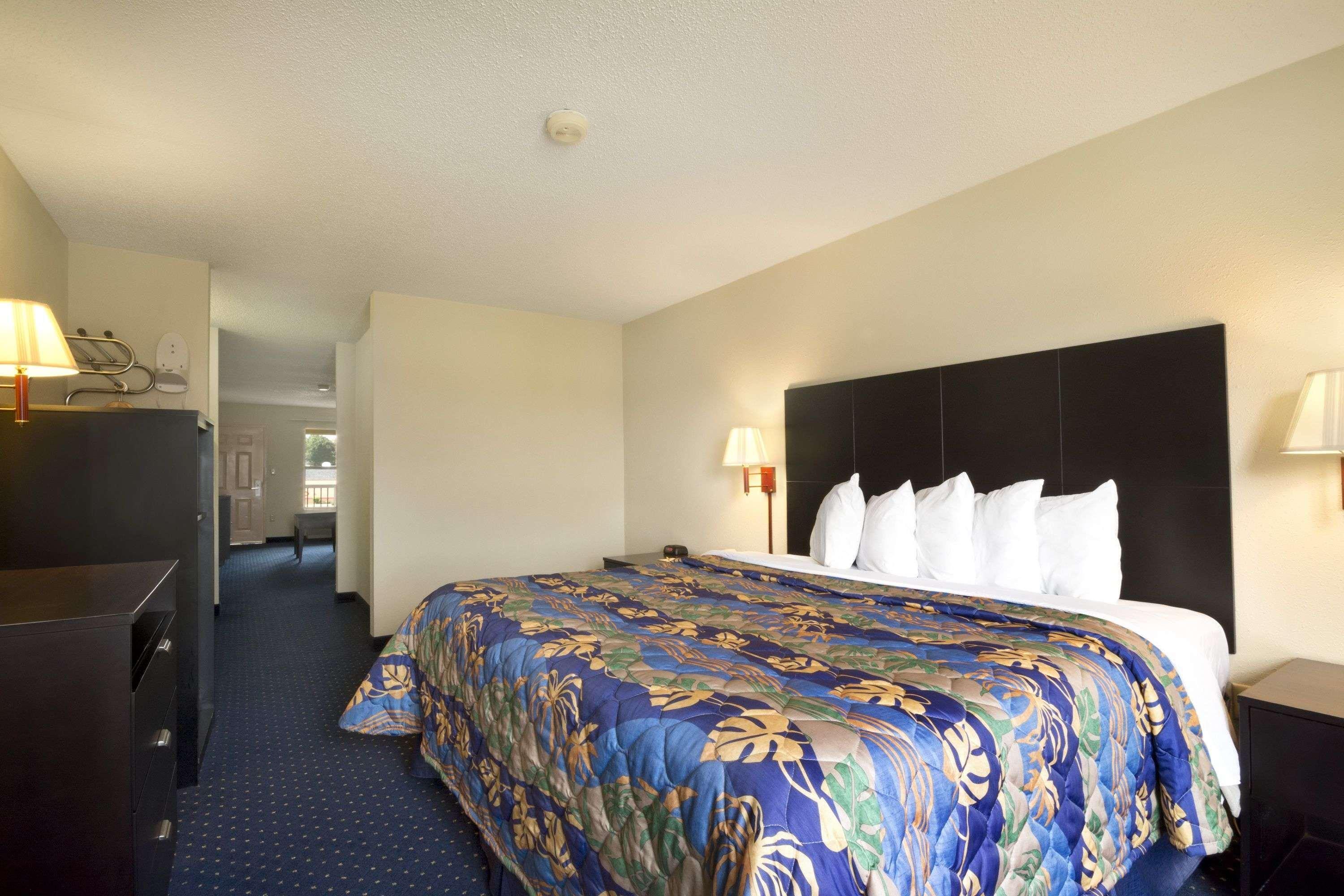 Days Inn By Wyndham אלמה מראה חיצוני תמונה